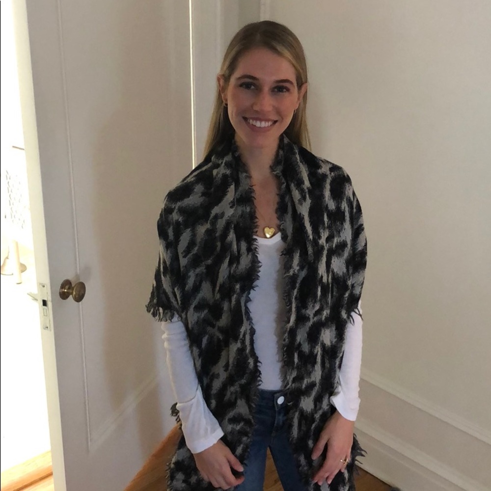 Aritzia black and white scarf